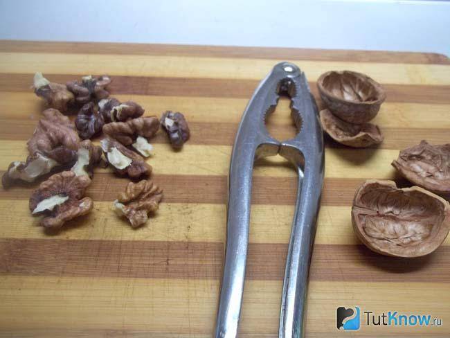 Как колоть орехи грецкие в домашних условиях: как правильно и быстро чистить от скорлупы, чем разбить, можно ли открыть ножом, иными приспособлениями, ломать руками?