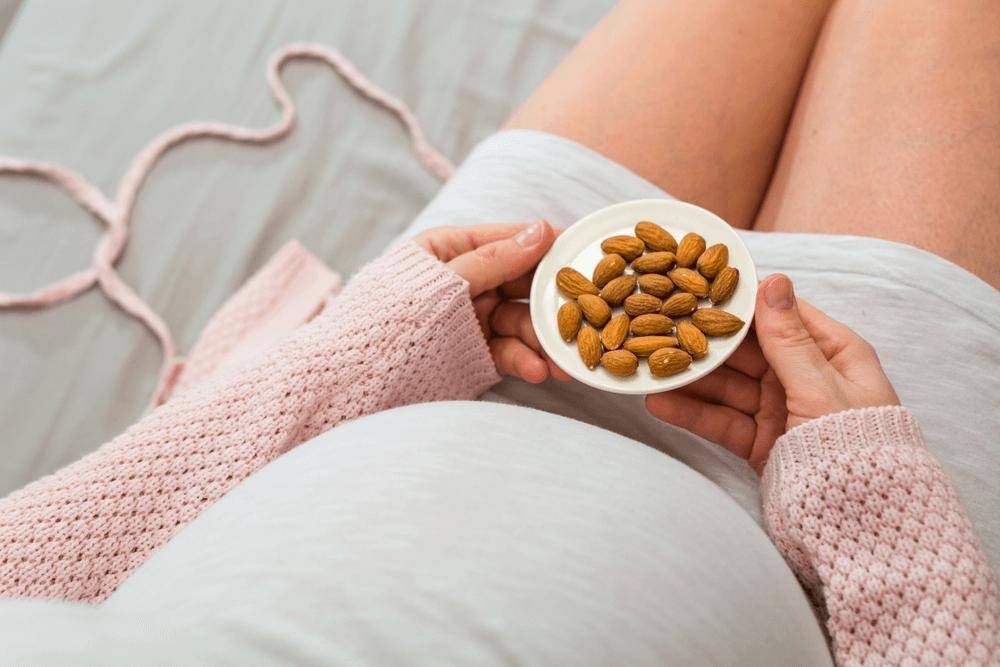 Миндаль при беременности: можно ли есть орехи женщинам на ранних сроках, в 3 триместре, сколько в день, какова польза, в чем вред жареных, полезны ли в скорлупе?