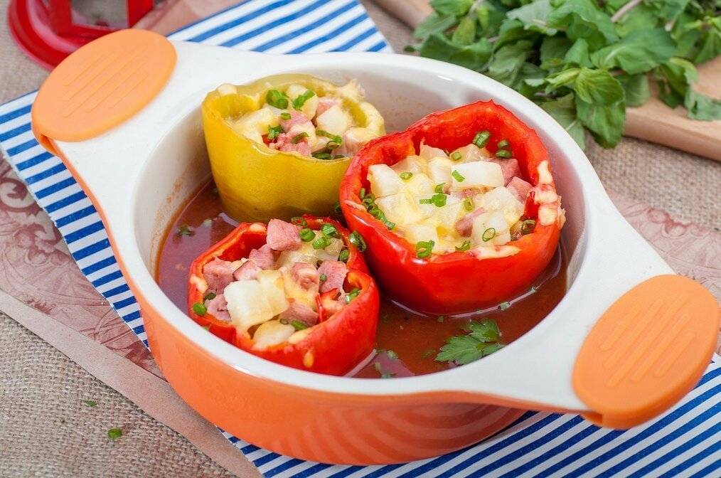 Перец фаршированный овощами в томатном соусе на зиму