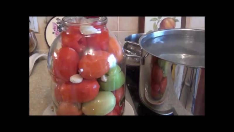 Любимые помидоры с чесноком на зиму: семейные рецепты на 1 л и 3 л банки