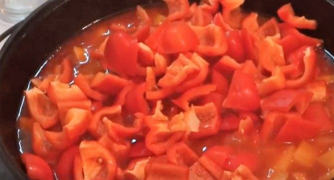 Паста с кабачком и овощами в томатном соусе