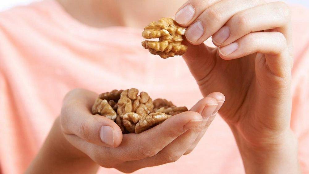 Полезные и вкусные грецкие орехи: можно ли маме при грудном вскармливании, когда разрешаются ребенку?