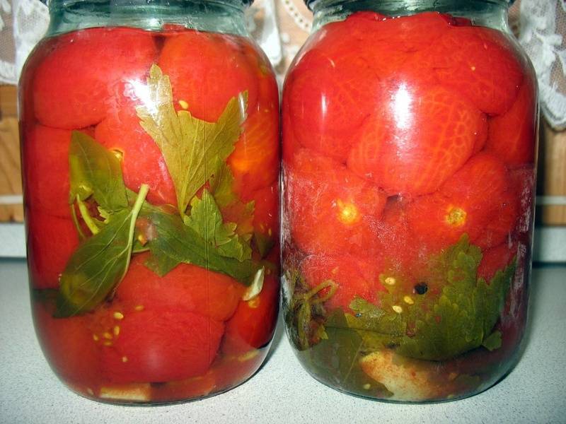 Консервированные помидоры с листьями черной смородины