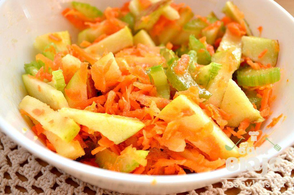 Салат из капусты, моркови и сельдерея