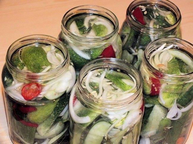 10 рецептов салата из огурцов на зиму с луком: проверено и одобрено