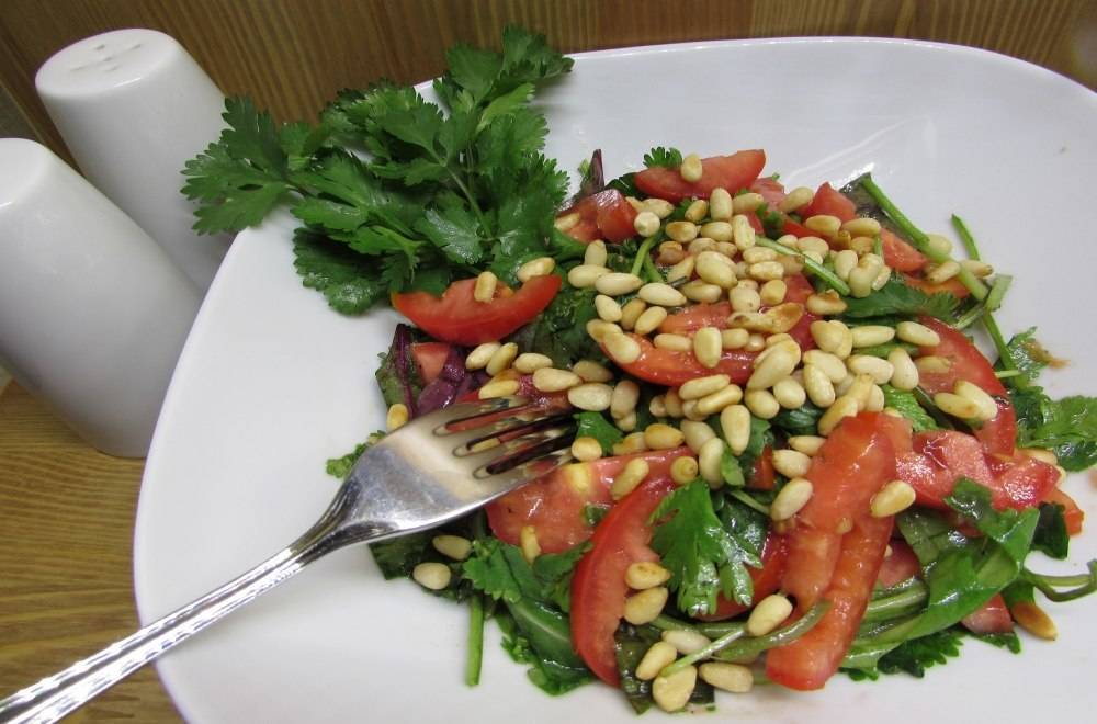 Салат с рукколой и кедровыми орешками: два лучших рецепта