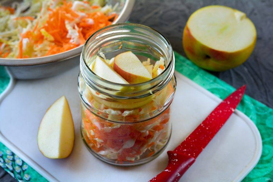 Лучшие рецепты в помощь хозяйкам: маринованная капуста с яблоками на зиму