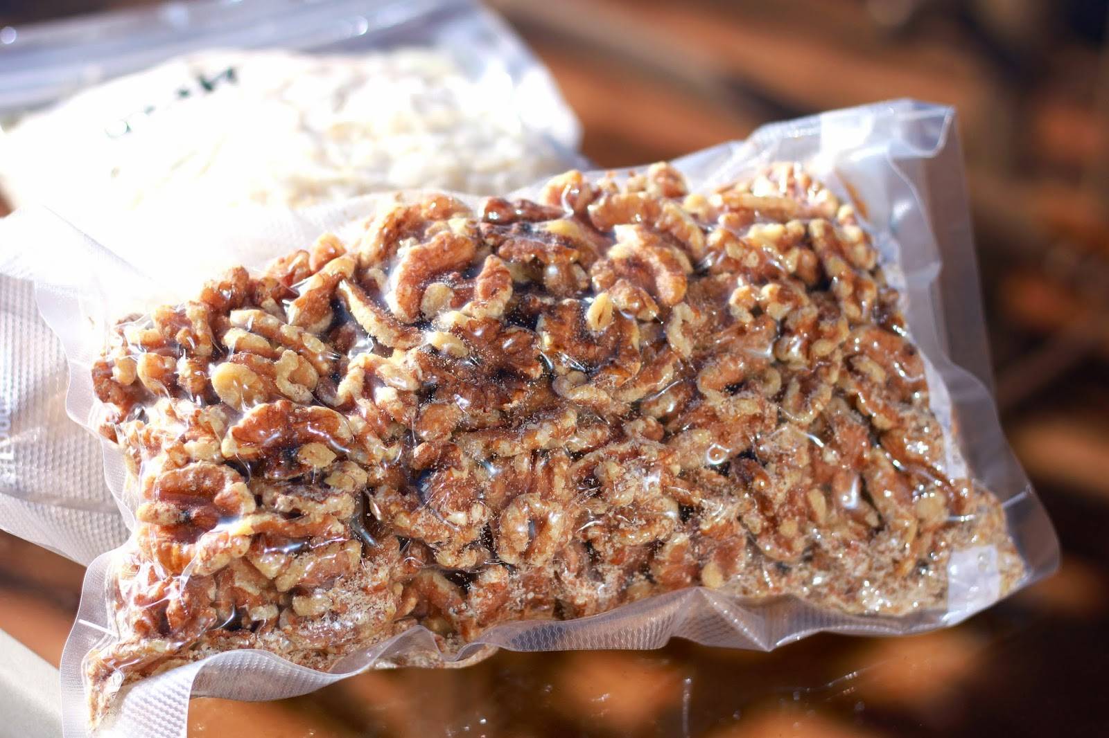 Как правильно хранить очищенные грецкие орехи