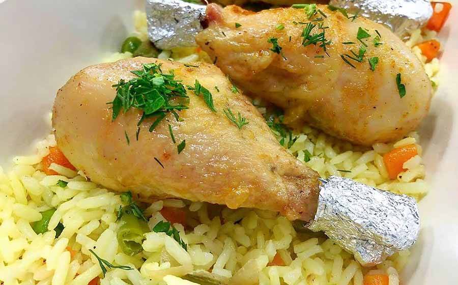 Курица с рисом и овощами в рукаве. Рис с курицей. Окорочка с рисом. Куриные голени с рисом. Курочка с рисом.