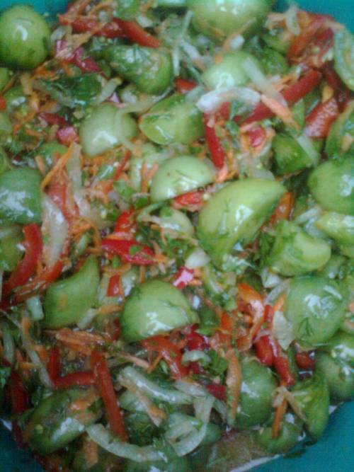 Зеленый салат рецепты на зиму. Салат из зеленых помидор. Салат с зелеными помидорами. Салат из зелёных помидор на зиму. Закуска из зеленых помидор.