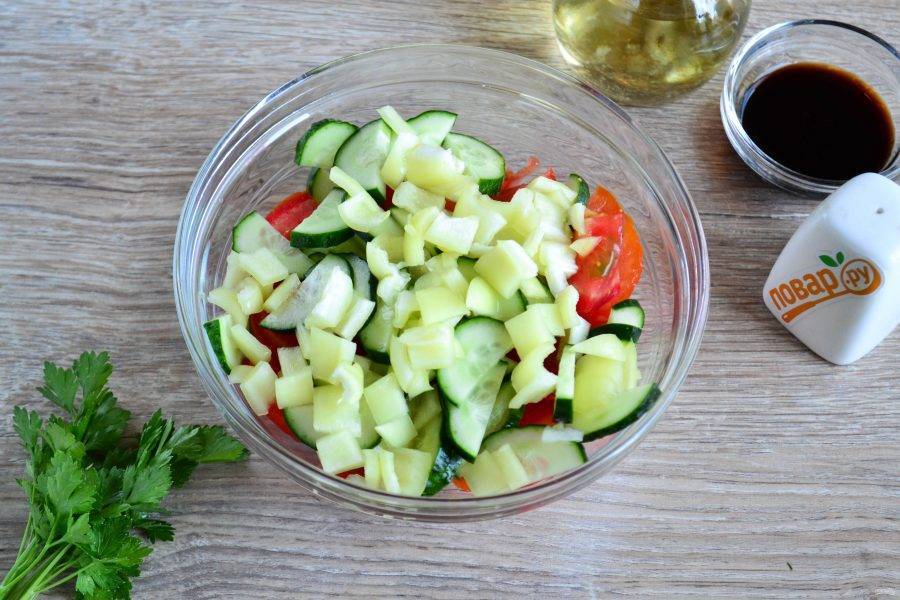 Салат из маринованных огурцов, яблок и лука: идеальная закуска для пикника