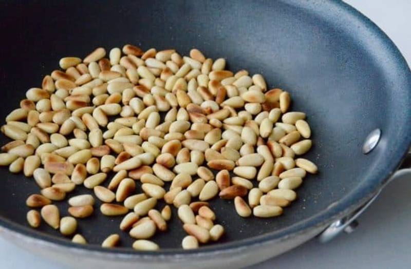 Как жарить кедровые орешки: на сковороде, в духовке, микроволновке