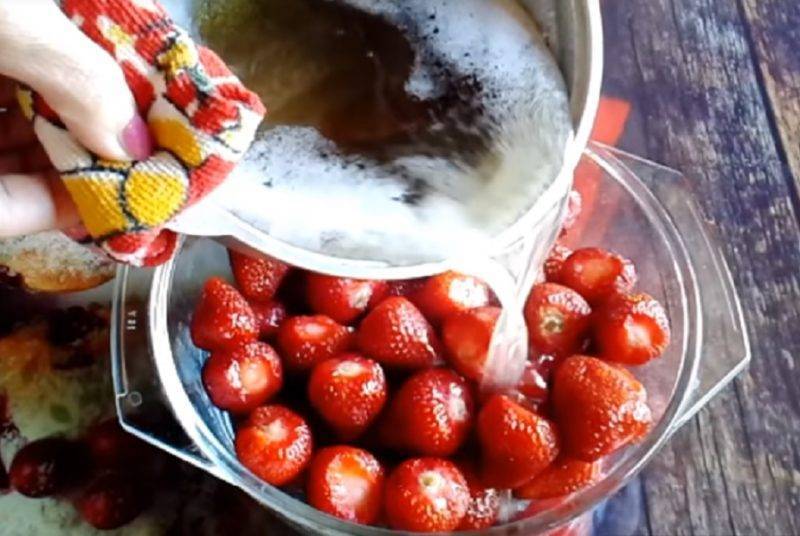 Густое варенье из клубники на зиму с целыми ягодами — классические рецепты