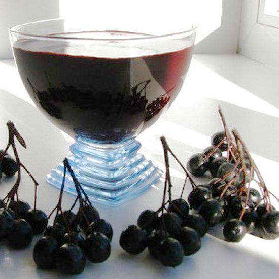 Вино из черноплодной рябины в домашних условиях: простой и классический рецепт из свежих и замороженных ягод, с добавлением корицы, гвоздики, лимонной цедры, смородиновых листьев, яблок, на основе ябл