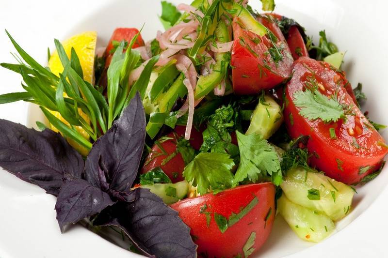 Очень вкусные овощные салаты: 10 простых рецептов на каждый день и для праздничного стола