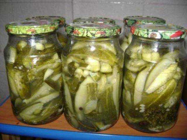 Хрустящие маринованные огурцы на зиму — 10 самых вкусных и очень простых рецептов в банках с фото пошагово