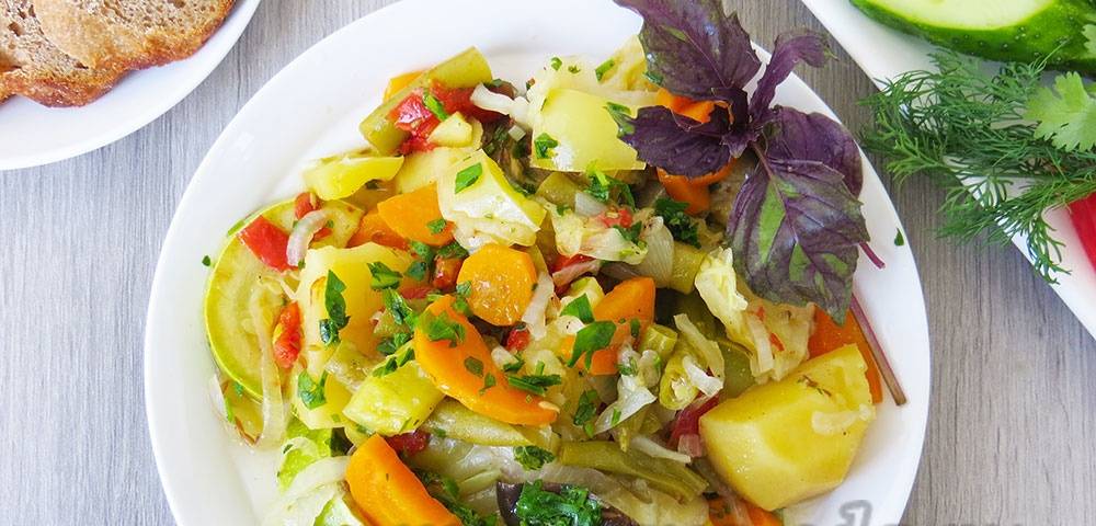 Ароматный салат «украинский»: запасаемся витаминами на зиму