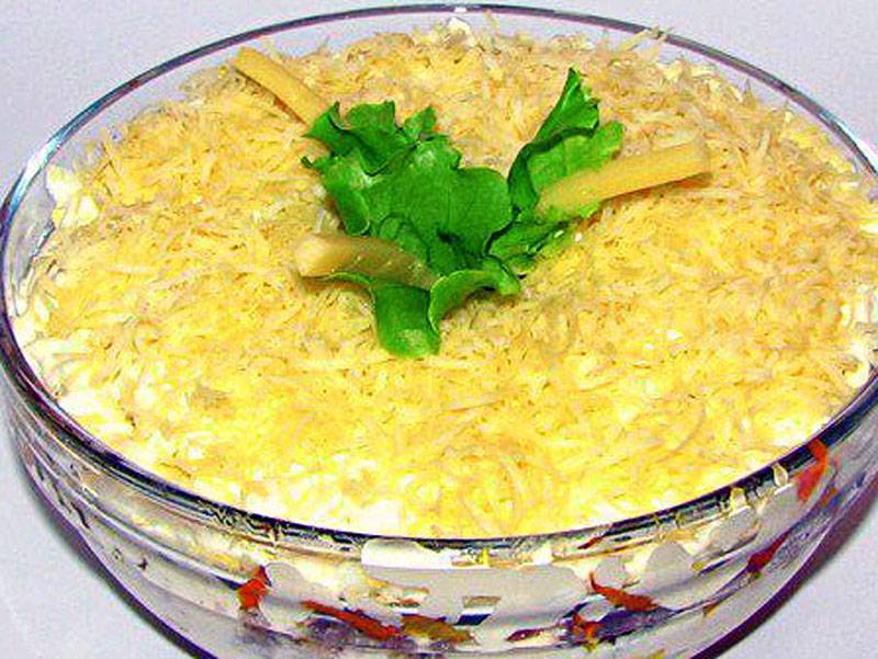 Салат из рыбных консервов — 121 домашний вкусный рецепт приготовления
