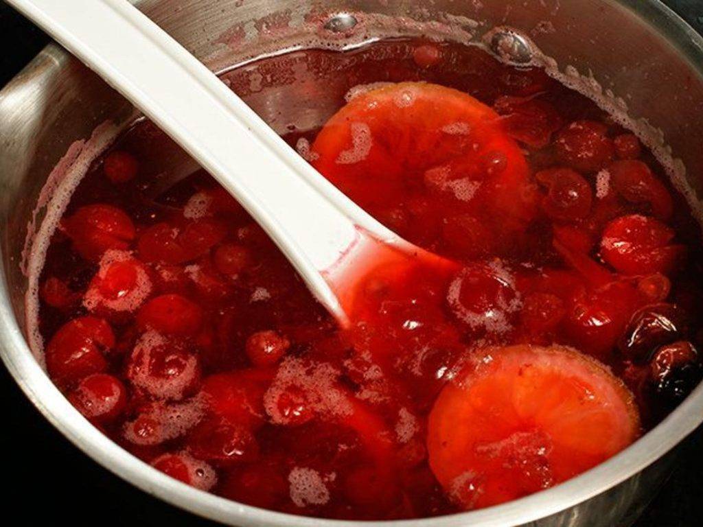 Компот из клюквы (замороженной и свежей): рецепты с яблоками, как сварить клюквенный напиток