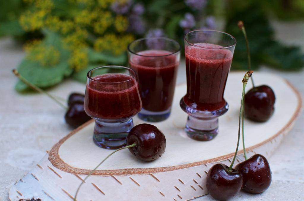 Домашние наливки из сока вишни и чёрной смородины: разъясняем суть
