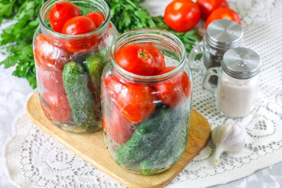 Легкие рецепты маринованных огурцов и помидоров «ассорти» с овощами