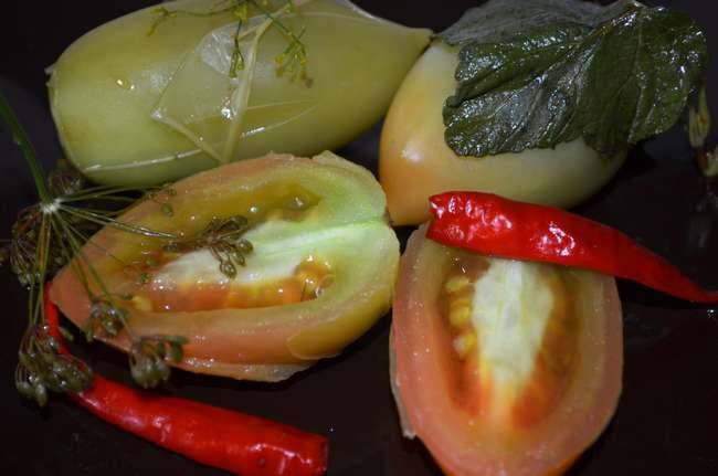 Очень вкусный салат из бурых помидор. рецепт пошагово и 9 фото