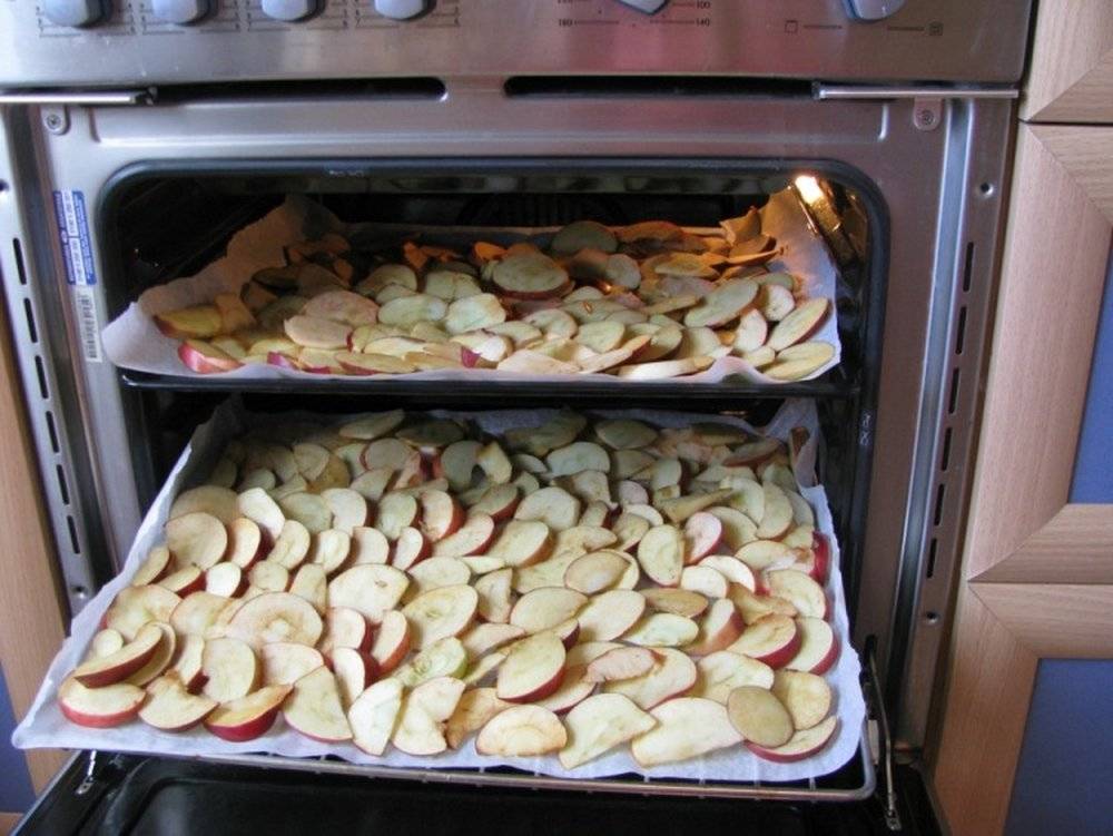 Сушим яблоки в духовке на противне