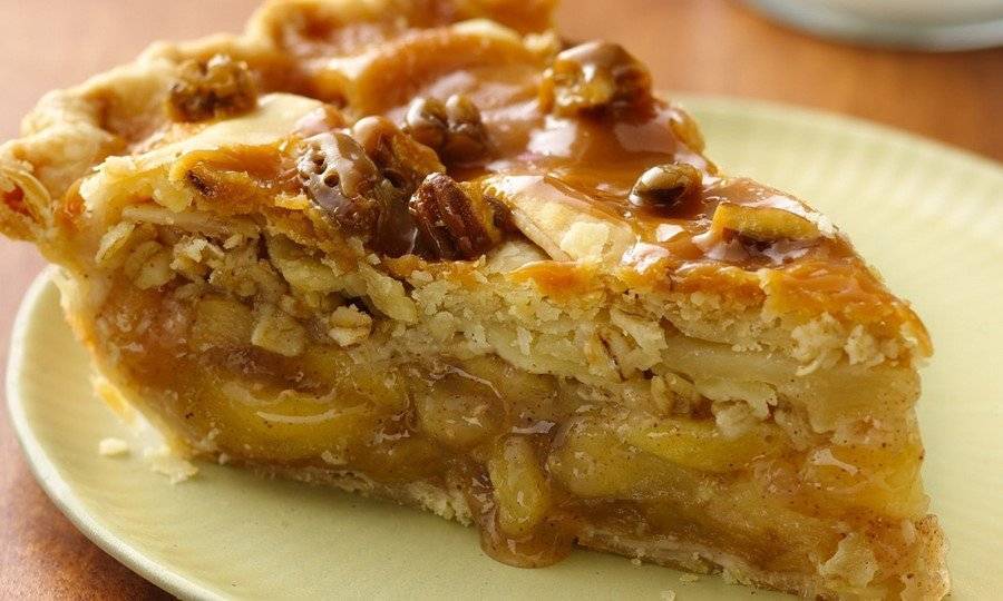 Яблочный пирог с изюмом и орехами – кулинарный рецепт