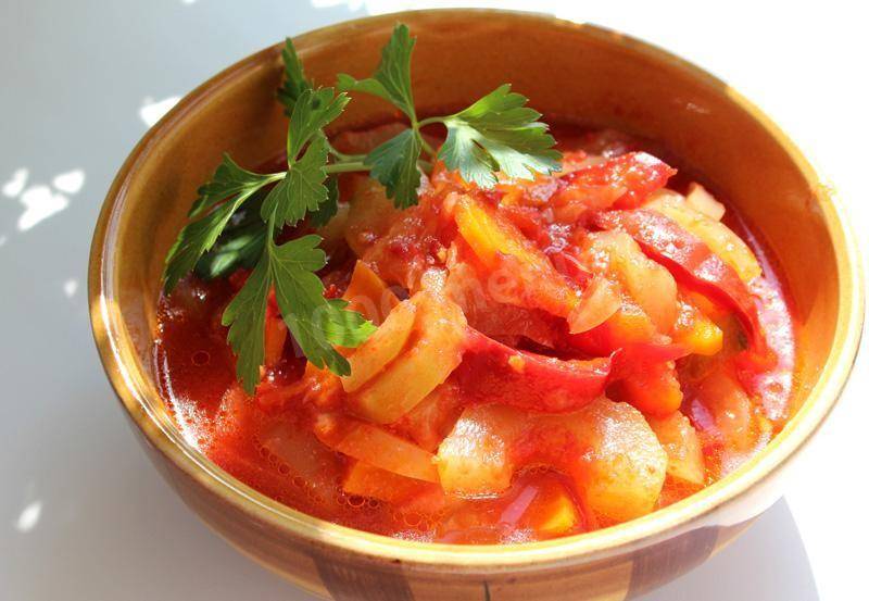 Овощное рагу с кабачками, перцем и помидорами
