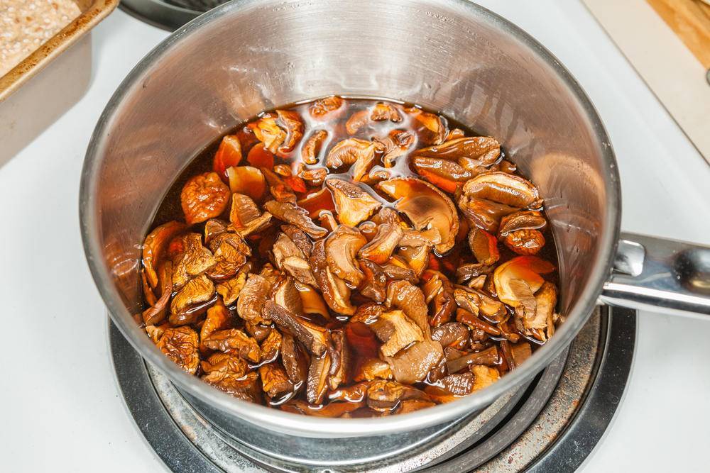 Приготовление грибов рыжиков в домашних условиях. как правильно засолить рыжики: горячая и холодная засолка
