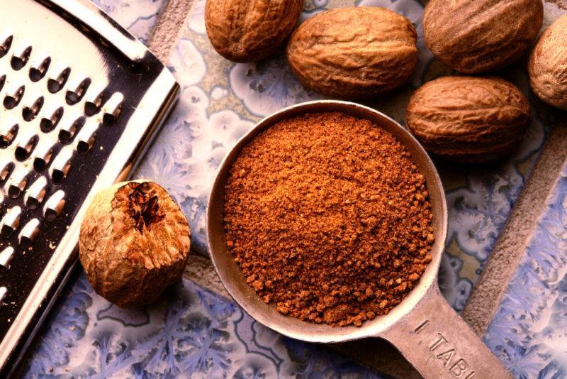 Мускатный орех — 12 полезных свойств и противопоказания