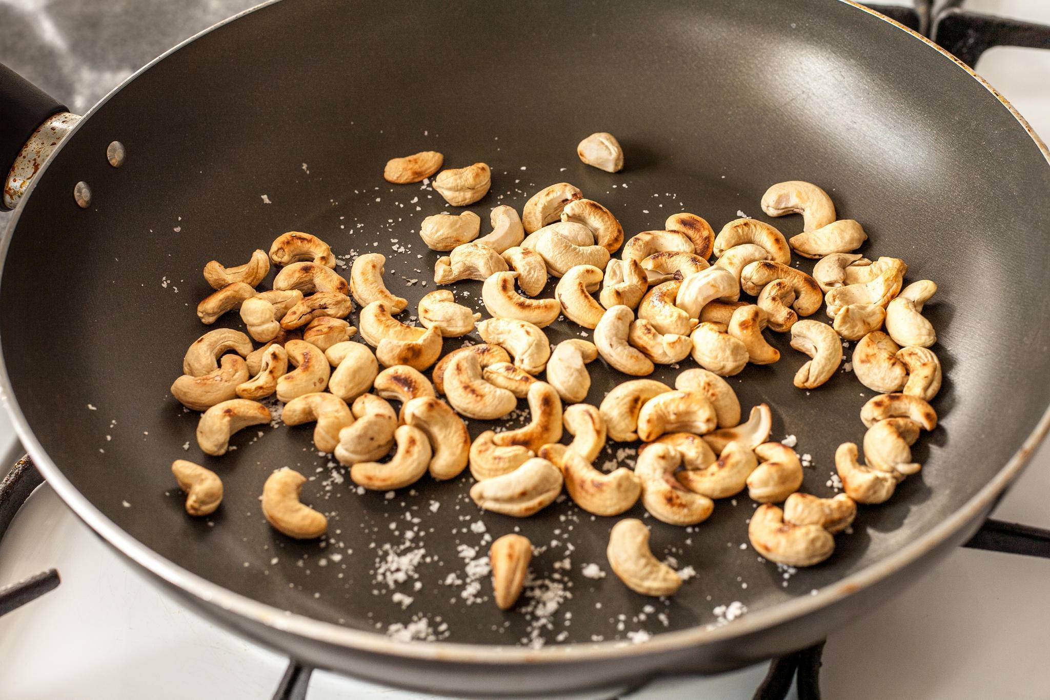 Как жарить кешью на сковороде, в духовке и микроволновке, полезен ли жареный орех