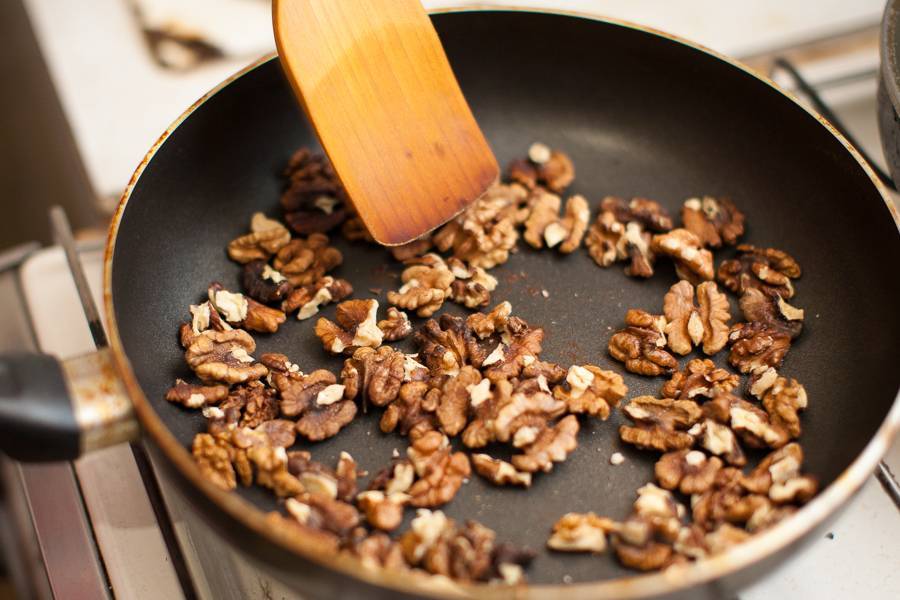 Пожарить орехи в домашних условиях: на сковороде или в духовке
