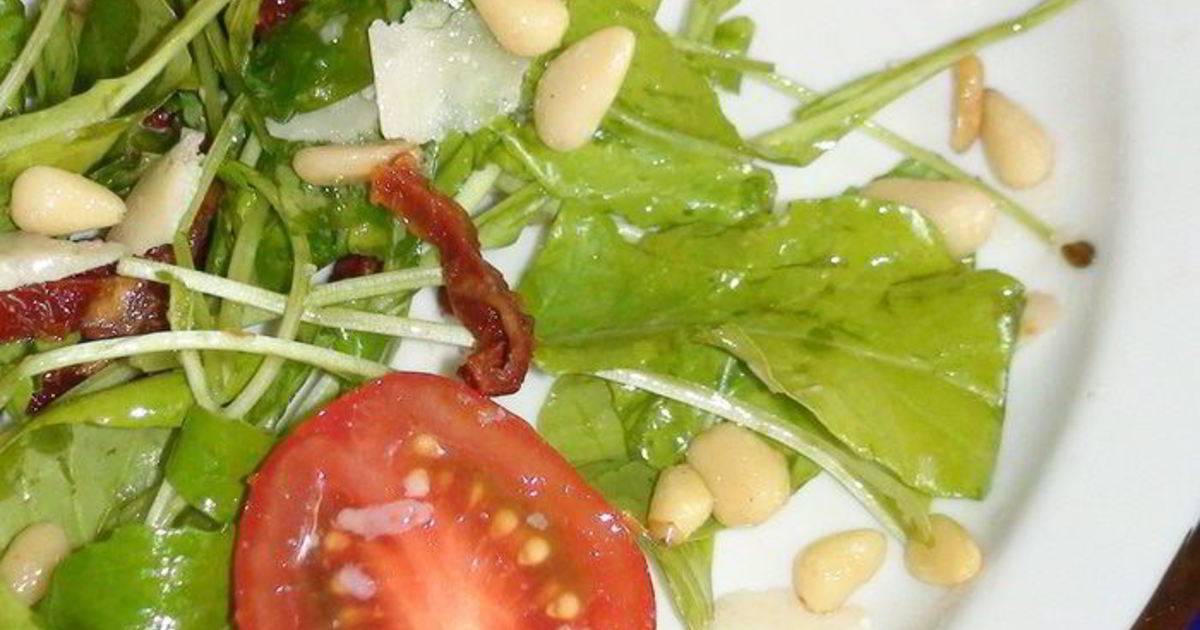 Салат с кедровыми орешками - легкий и вкусный | 4 рецепта