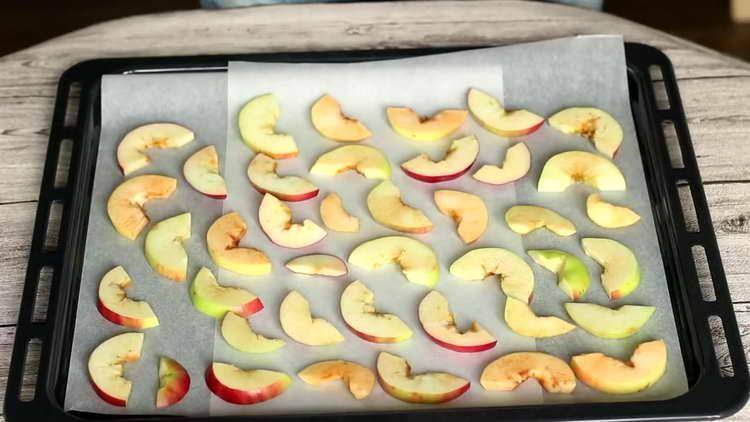 Сушим яблоки в духовке на противне