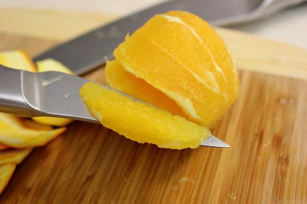 Очистки кожуры. Нарезанные апельсиновые корки. Лимон очищенный от цедры. Нож для филирования цедры. Для чистки цедры.