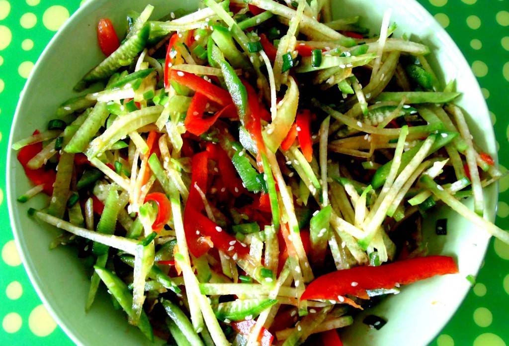 Простой и вкусный салат из черной редьки — 10+ лучших рецептов с фото