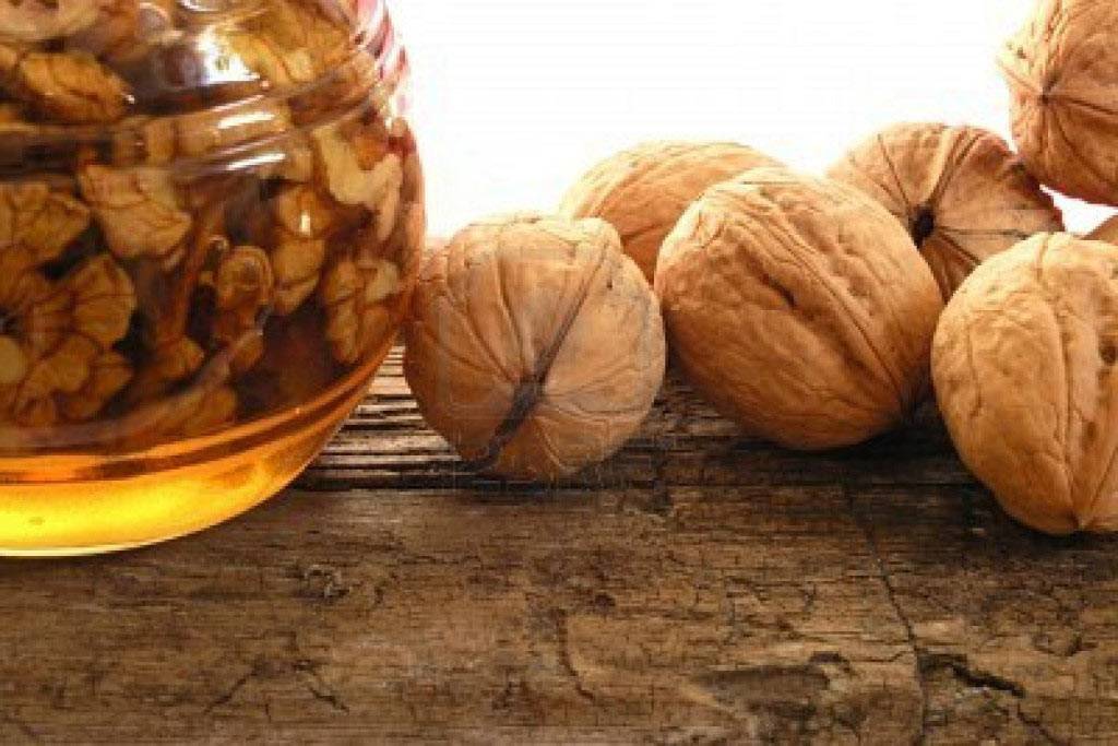 Грецкий орех с медом для мужчин: целительные свойства и эффективные рецепты