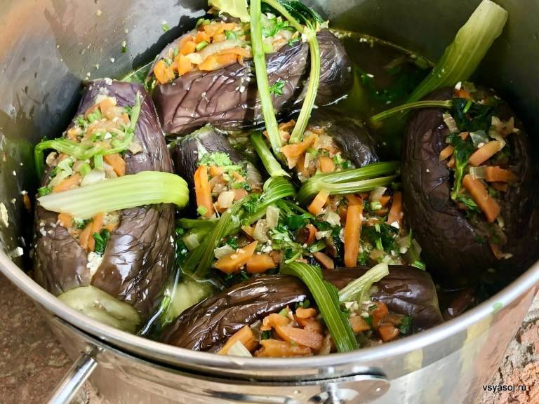 Квашеные баклажаны – рецепты с морковью, зеленью, чесноком в банках и под гнетом