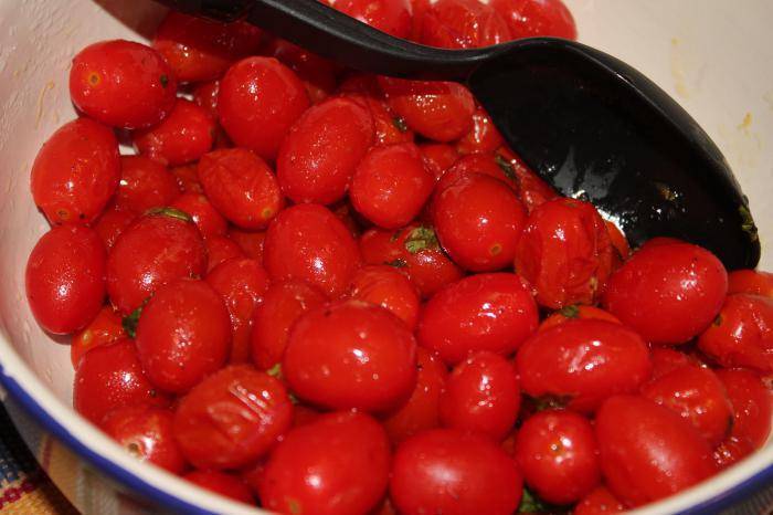 Консервируем помидоры с виноградными листьями