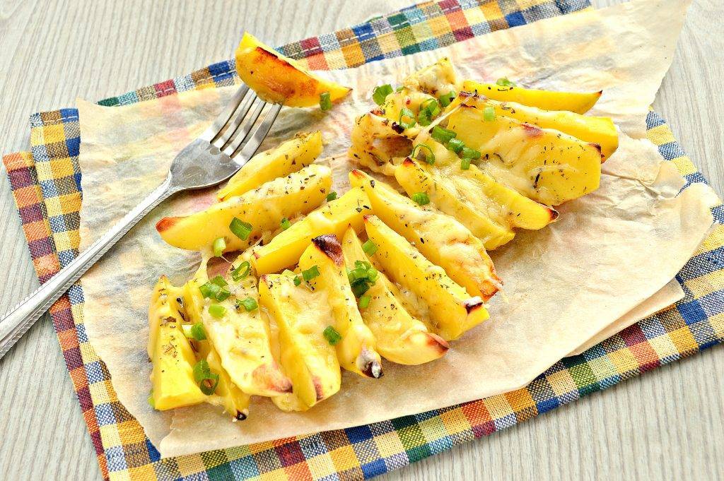 Ну очень вкусная картошка-гармошка с беконом и сыром в духовке