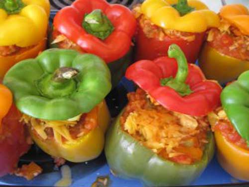 Сладкий перец с овощами и фруктовым уксусом. вегетарианская кухня