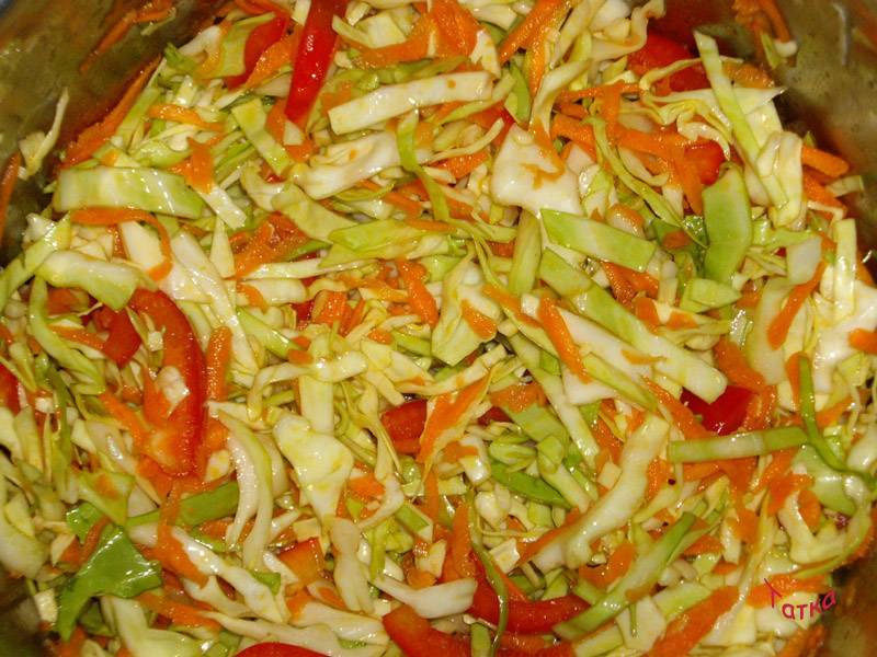 Салат из капусты на зиму в банках с болгарским перцем, морковью и луком и помидорами — 2 рецепта