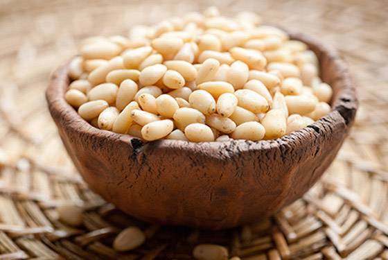 Грецкие, кедровые орехи при грудном вскармливании: какие орехи можно есть?