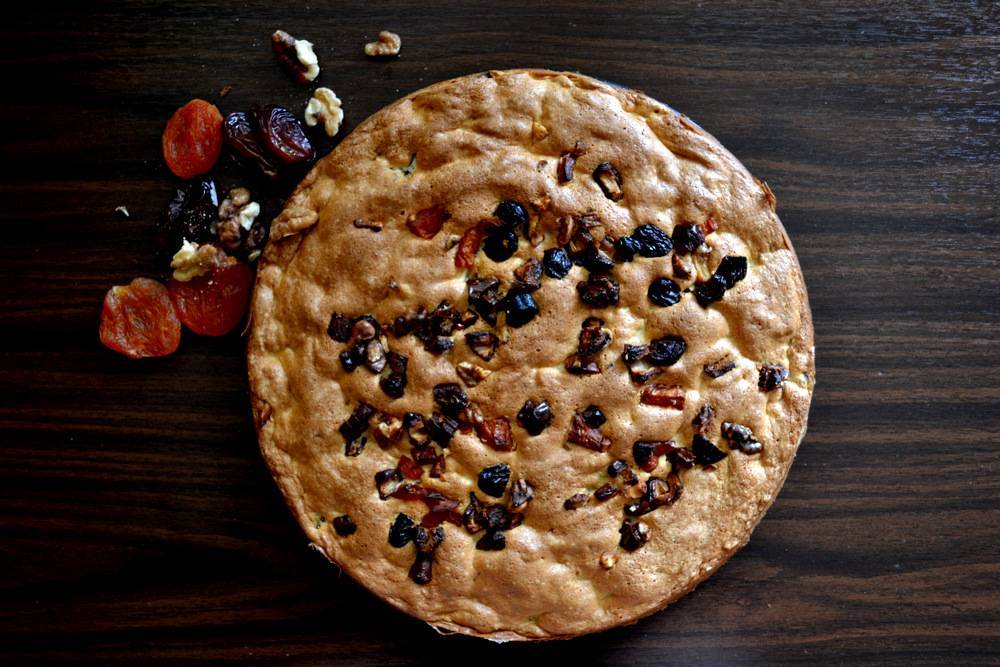 Медовый пирог "идеал" с орехами и изюмом – кулинарный рецепт