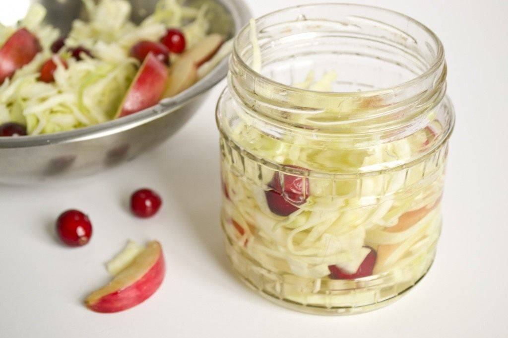 Вкусные рецепты маринованной капусты в банках с яблоками на зиму, которые съедаются моментально