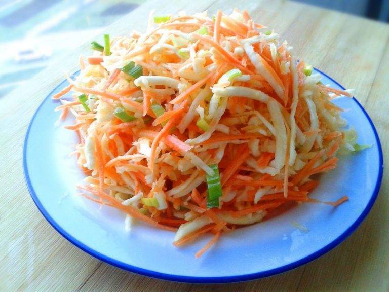 Салат из моркови с сельдереем и белокочанной капустой. 1000 кулинарных рецептов для желающих похудеть. 100% гарантия