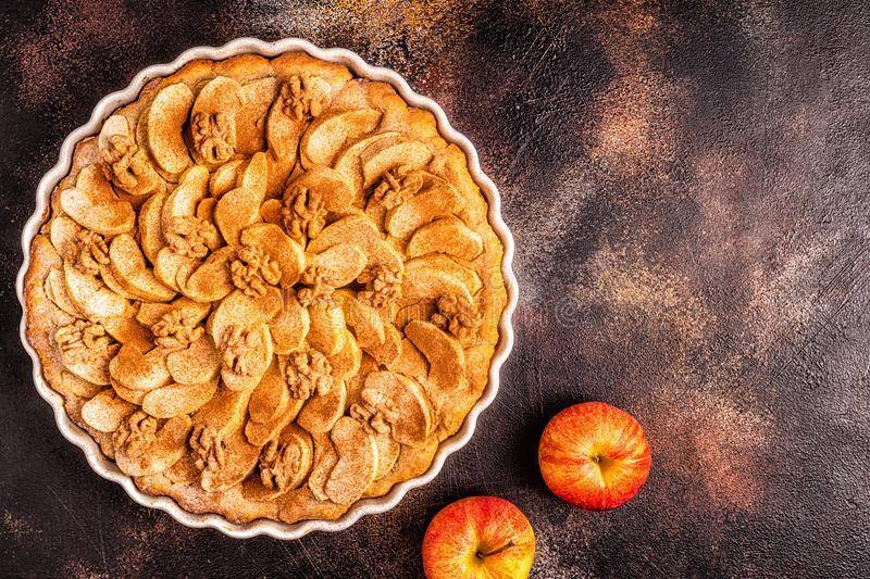Пирог с орехами и яблоками: рецепт с описанием и фото, особенности приготовления