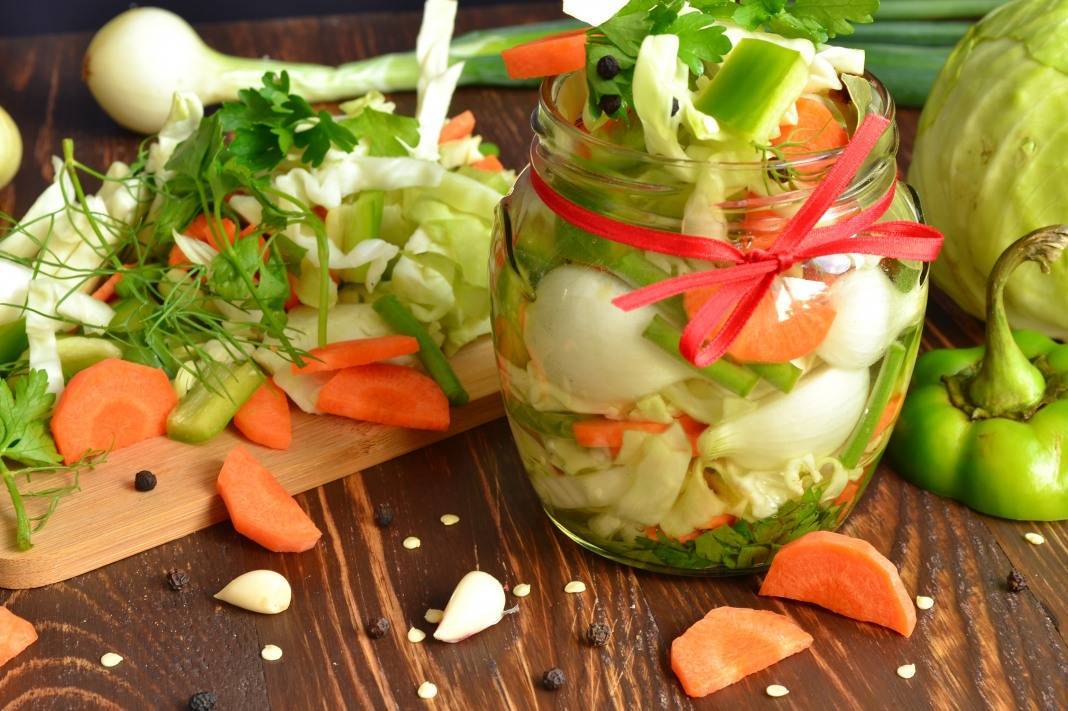 Овощи на зиму. Салат из маринованных овощей. Салаты на зиму. Зимние салаты из овощей. Заготовка для овощного салата.