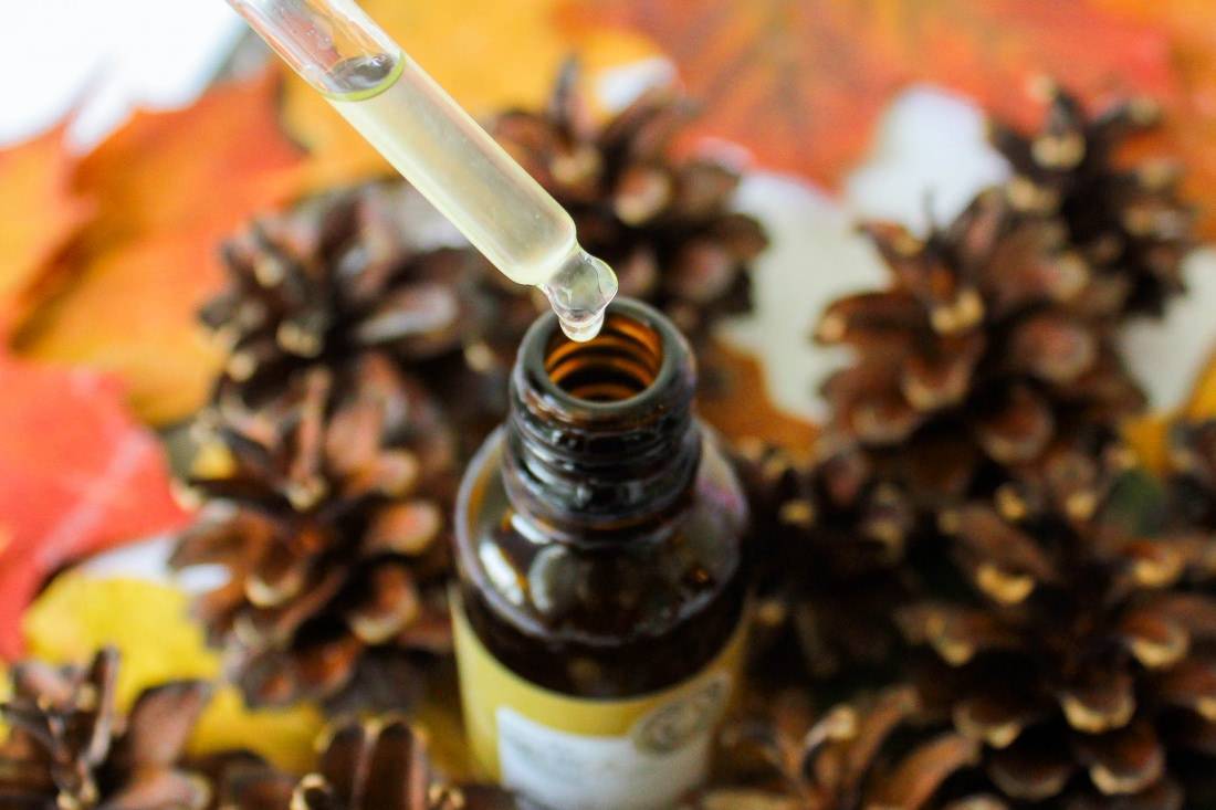 Эфирное масло кедра: 14 полезных свойств и применений